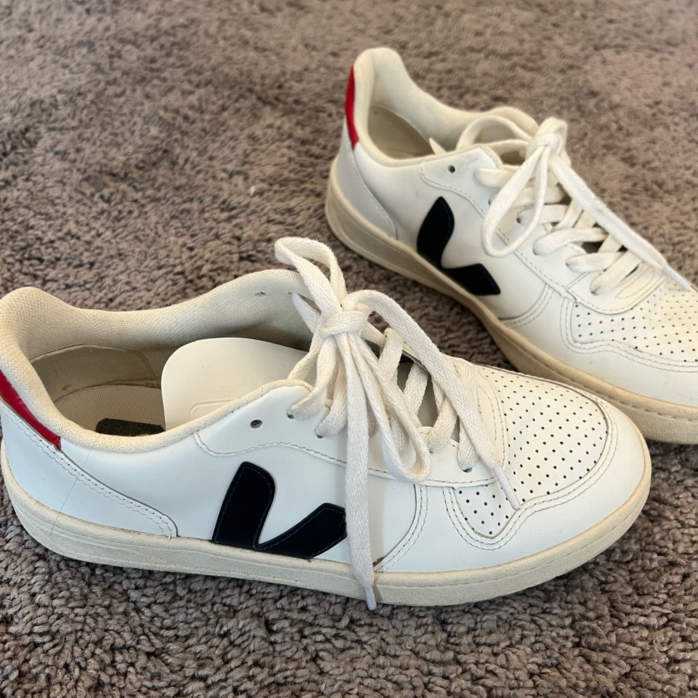 Veja “V-10” leather sneakers - size 6